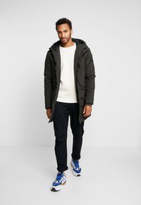 Urban Classics ZIP POCKET CREW - Sportska majica - sand