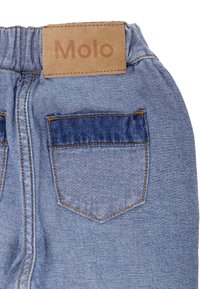 Pantaloni in denim di colore azzurro chiaro, dotati di una tasca posteriore e di un'etichetta beige impresso con la scritta "Molo," cucita nella vita.