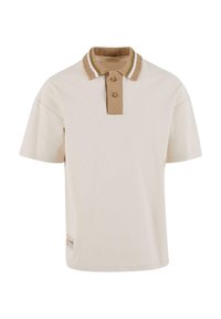 Kurze Ärmel Polo-Shirt in hellbeige mit einem strukturierten braunen Kragen, ausgestattet mit zwei Knöpfen und weißen Akzentstreifen am Kragen.