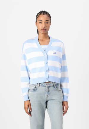 Cárdigan a rayas azul claro con rayas horizontales blancas, con cuello en V, cierre de botones y diseño recortado. Material de punto suave.