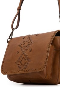 Borsa a tracolla in pelle marrone con un design tessuto testurizzato. Presenta una chiusura a pattina, una tracolla regolabile e cuciture dettagliate lungo i bordi.