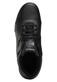 Baskets Reebok Classic en cuir noir avec lacets, bride au talon et logo blanc sur la languette, vue de dessus.