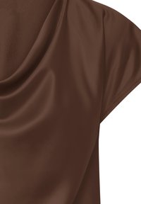 Haut marron lisse à manches courtes avec un col drapé, mettant en valeur la texture douce du tissu et une couture simple et nette sur la manche.