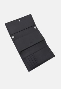 Zwarte portemonnee gemaakt van glad synthetisch materiaal, met een drukknoopsluiting, meerdere kaartsleuven en een strak, minimalistisch ontwerp.