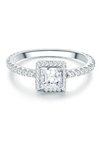 Pietra centrale tagliata a squarcio circondata da un'aureola di diamanti più piccoli su un anello in argento con una texture a ondulato.