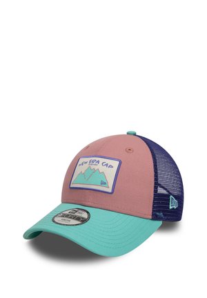 Casquette de camionneur avec un devant rose, une visière vert menthe et un dos en maille bleu marine. Présente un patch de logo de montagne en turquoise et violet. Étiquette New Era sur le côté.