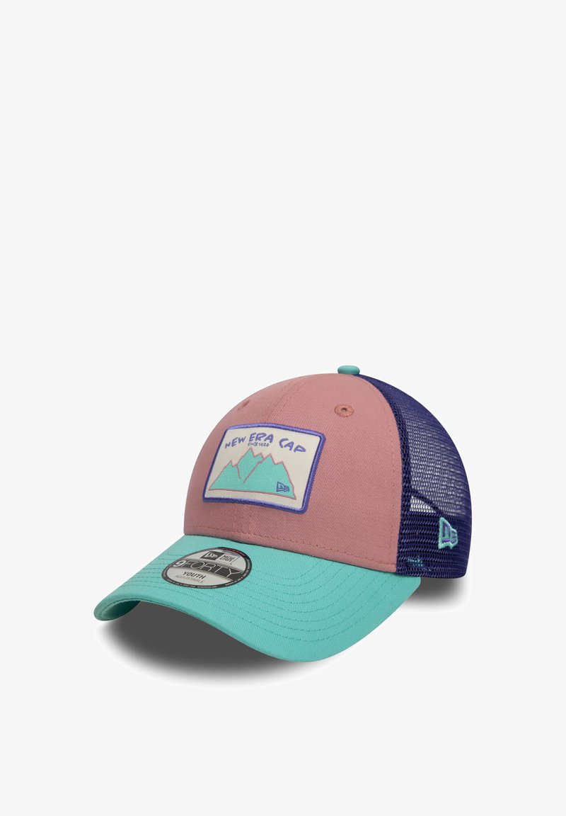 Casquette de camionneur avec un devant rose, une visière vert menthe et un dos en maille bleu marine. Présente un patch de logo de montagne en turquoise et violet. Étiquette New Era sur le côté.