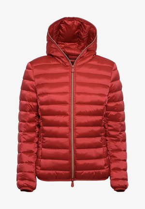 Chaqueta acolchada roja con costuras horizontales, cierre frontal con cremallera, puños elásticos y capucha incorporada.