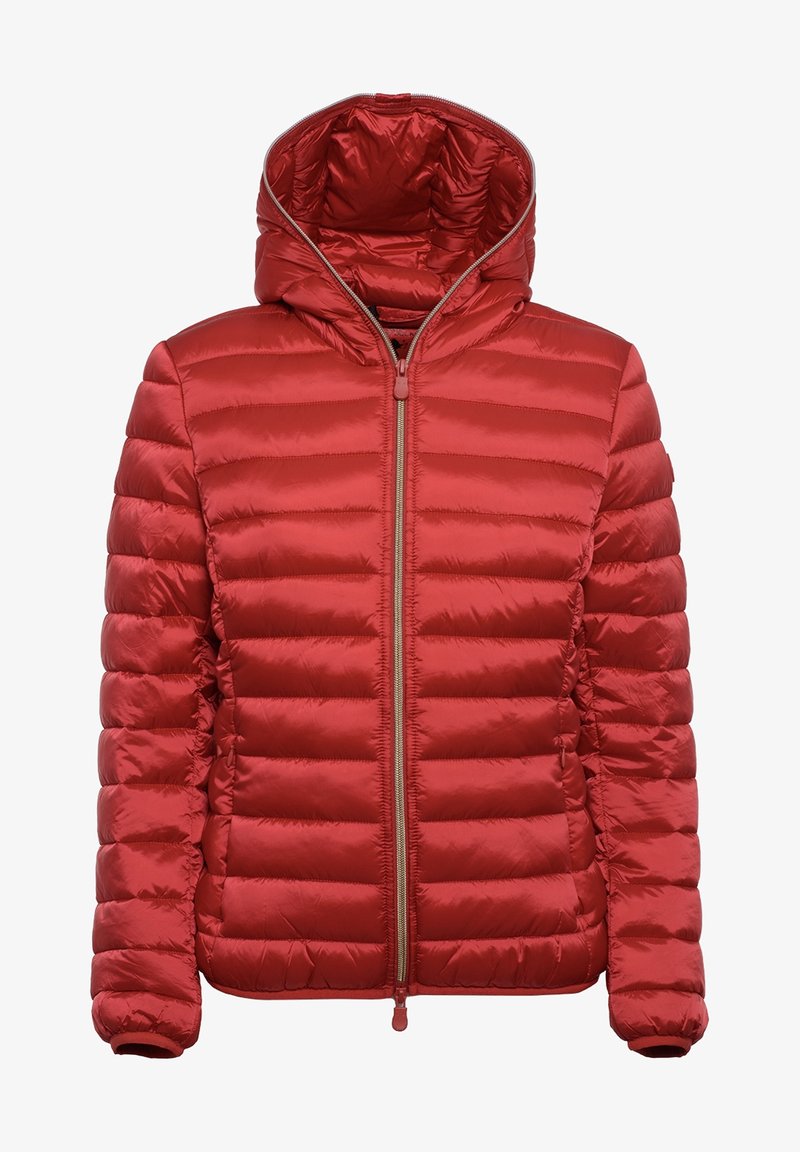Veste matelassée rouge avec piqûres horizontales, fermeture éclair à l'avant, poignets élastiques et capuche intégrée.