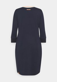 Marinblå klänning med trekvartsärmar, rund halsringning med en flerfärgad kant och en märkesetikett på baksidan. Mjuk textur.