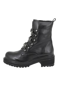 Stivale alla caviglia in pelle nera con superficie texture, punta rotonda e suola a rilievo prominente, con dettagli metallici decorativi e occhielli.