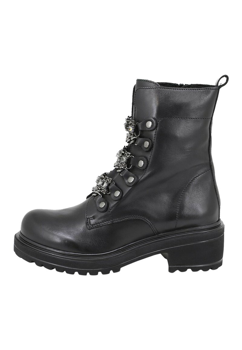 Stivale alla caviglia in pelle nera con superficie texture, punta rotonda e suola a rilievo prominente, con dettagli metallici decorativi e occhielli.