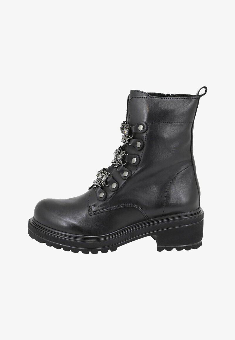 Stivale alla caviglia in pelle nera con superficie texture, punta rotonda e suola a rilievo prominente, con dettagli metallici decorativi e occhielli.