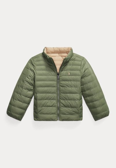 Zelen puffer jakna z zadrgo spredaj, s tan notranjostjo, horizontalnim šivanjem in majhnim logotipom na prsih. Gladka tekstura.