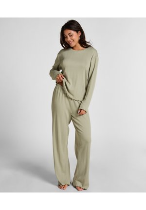 Lichtgroen ribbed loungewear set met een losse lange mouwen top met rafelige manchetten en bijpassende wijde broek. Zachte textuur.