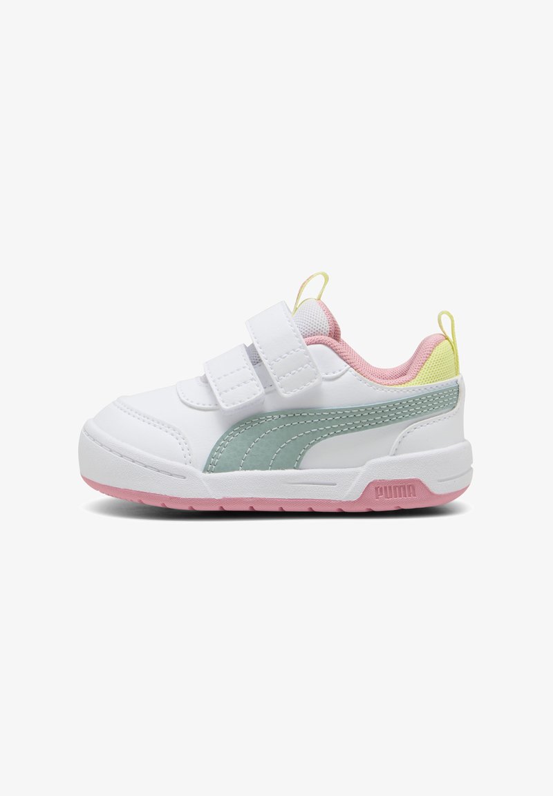 Baskets blanches avec des accents bleu-vert, semelle rose et deux bandes Velcro. Doublure en mesh et petite boucle au talon pour un enfilage facile.