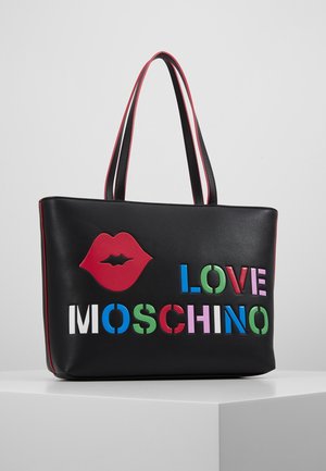 Borsa tote nera con icona di labbra rosse e testo a blocchi di colore "LOVE MOSCHINO", con doppi manici con bordi rossi.