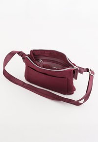 Burgunderfarbene Nylon-Schultertasche mit Reißverschluss, verstellbarem Griff und Fronttasche; bietet eine glatte Textur und ein schlankes Design.