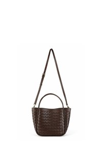 Borsa a mano in pelle intrecciata marrone con forma arrotondata, doppio manico e tracolla removibile. Presenta una texture liscia e un design minimalista.