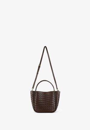 Sac à main en cuir tressé marron avec une forme arrondie, deux poignées et une bandoulière amovible. Présente une texture lisse et un design minimaliste.