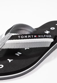 Tommy Hilfiger LOVES BEACH - Sandalai su T formos dirželiu - black