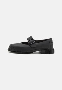 Czarne buty Mary Jane wykonane z gumy, z kwadratowym noskiem, regulowanym paskiem z klamrą oraz teksturowaną, podnoszoną podeszwą.