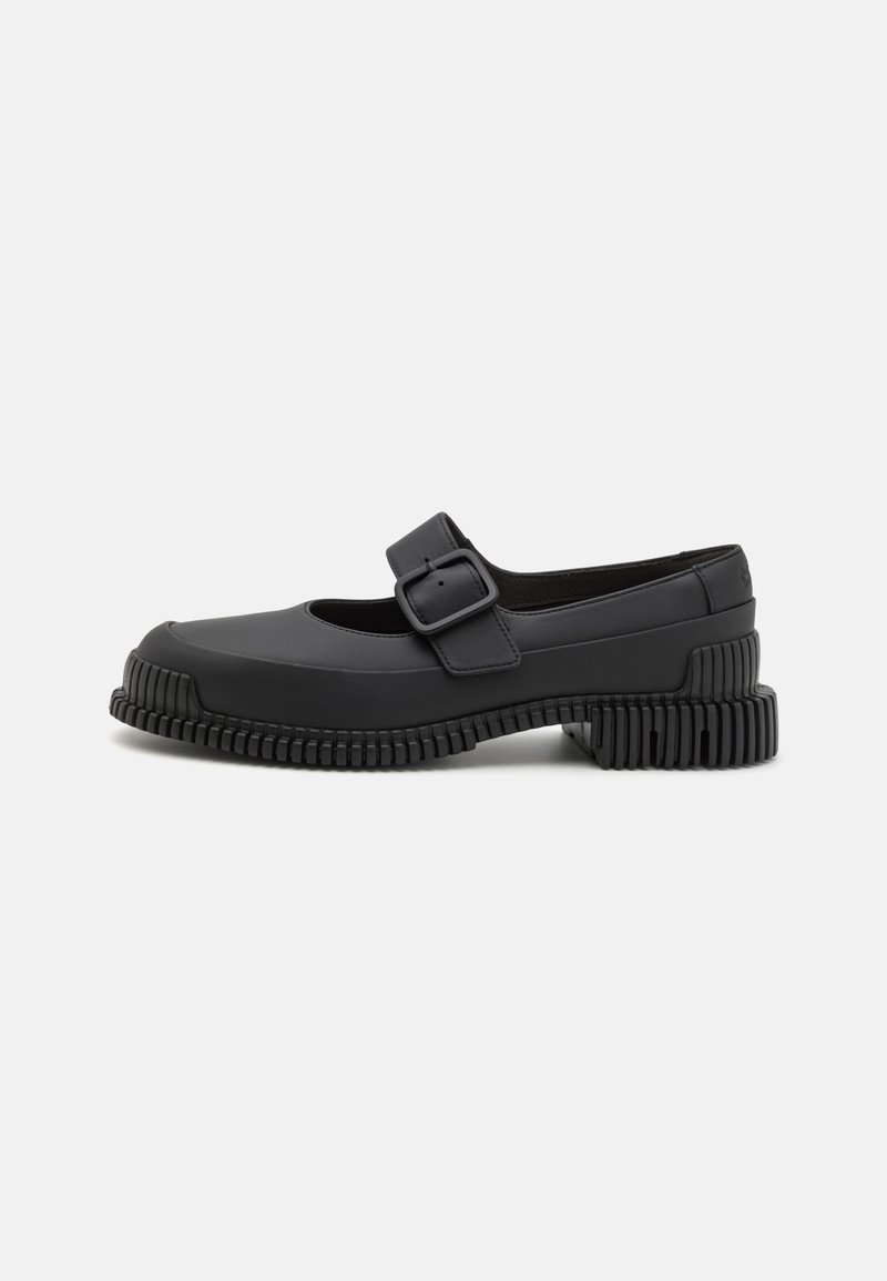 Czarne buty Mary Jane wykonane z gumy, z kwadratowym noskiem, regulowanym paskiem z klamrą oraz teksturowaną, podnoszoną podeszwą.