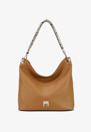 Borsa a tracolla in pelle color tan con finitura testurizzata, caratterizzata da un logo quadrato in accento oro e una maniglia a catena in tonalità argento e oro.