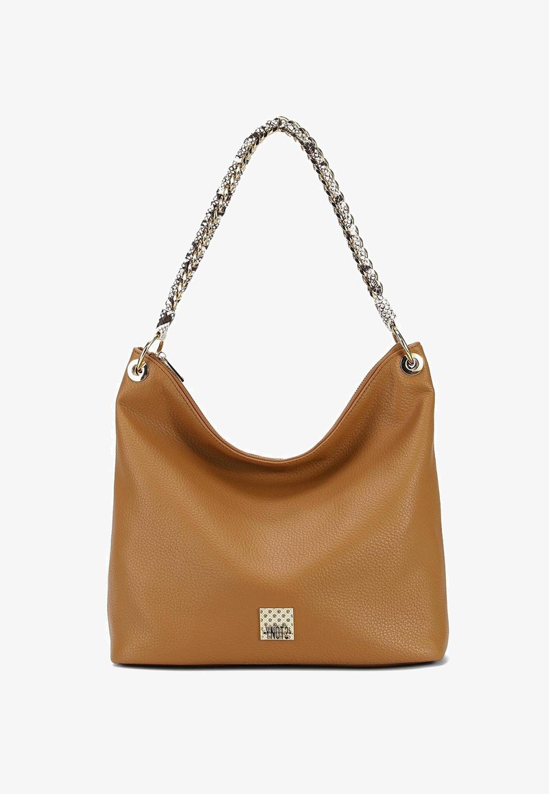 Borsa a tracolla in pelle color tan con finitura testurizzata, caratterizzata da un logo quadrato in accento oro e una maniglia a catena in tonalità argento e oro.