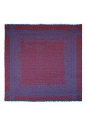 Grand tissu rectangulaire avec des motifs géométriques et floraux bleus et rouges complexes, avec des bords frangés.