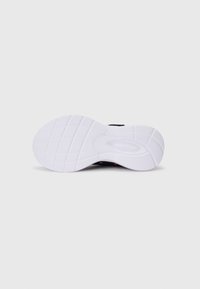 Zwarte sportschoen zool met gestructureerd wit rubber, voorzien van groeven en een afgeronde vorm, ontworpen voor grip en flexibiliteit.