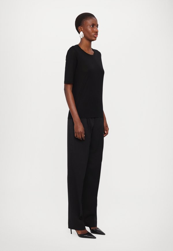 ELENA TEE - Basic T-shirt2