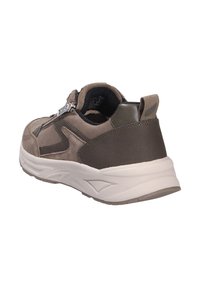 Baskets marron et beige avec fermeture éclair sur le côté, col rembourré, détail texturé au talon et épaisse semelle blanche, montrées sous un angle arrière.