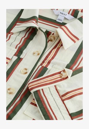 Prugasta košulja u krem boji s vertikalnim prugama u zelenoj, crvenoj i narančastoj boji, s kragnom, gumbima na preklapanju i džepom.
