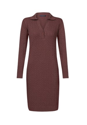Robe tricotée d'une riche couleur bordeaux avec un motif de câble texturé, des manches longues et un col avec patte de boutonnage.