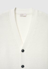 Cardigan bianco lavorato a maglia con scollo a V, caratterizzato da un motivo a rilievo e tre bottoni neri sul davanti. L'etichetta riporta la scritta "CALLIOPE".