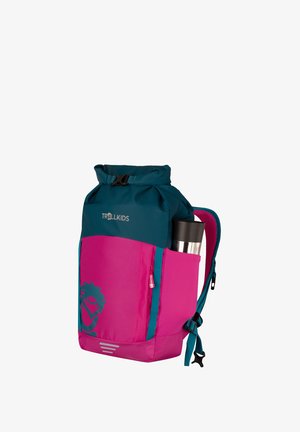 Mochila Trollkids en color teal y rosa para niños, con cierre de tipo roll-top y un bolsillo lateral que sostiene una taza de viaje negra y plateada.