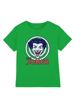 Grünes T-Shirt mit kurzen Ärmeln, auf dem das Gesicht des Jokers in Kreisen abgebildet ist und darunter der Text "The Joker" in roten Buchstaben.