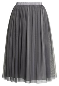 Grijze tule rok met een gelaagd ontwerp, voorzien van een geplooide elastische tailleband en een zachte, vloeiende textuur. De lengte is tot halverwege het kuit.