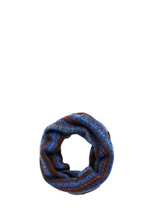 Écharpe circulaire tricotée avec des motifs bleus, marron et subtilement roses, pliée de manière compacte sur un fond blanc.