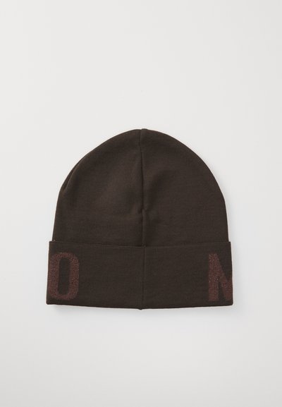 Beanie marrone lavorato a maglia con risvolto, caratterizzato da lettere "O" e "N" in bordeaux, audaci e luccicanti. Tessuto morbido, design aderente.