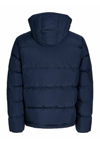 Námořnická puffer bunda s kapucí. Disponuje prošívanými sekcemi, hladkým povrchem a volným střihem. Žádné viditelné kovové prvky ani loga.