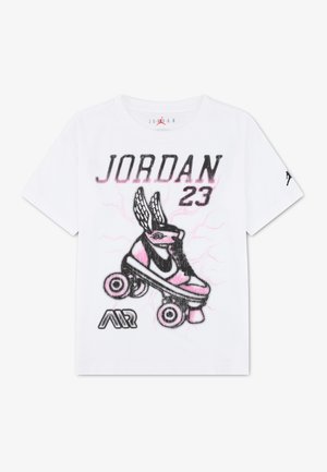 Biała koszulka z napisem „"JORDAN 23"” oraz ilustracją sneakersa na rolkach ze skrzydłami w kolorach czarnym i różowym, z logo „"AIR"” poniżej.