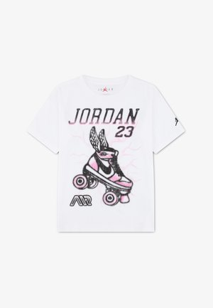 T-shirt blanc avec le texte « "JORDAN 23" » et une illustration d'une basket à roulettes ailée en noir et rose, avec le logo « "AIR" » en dessous.