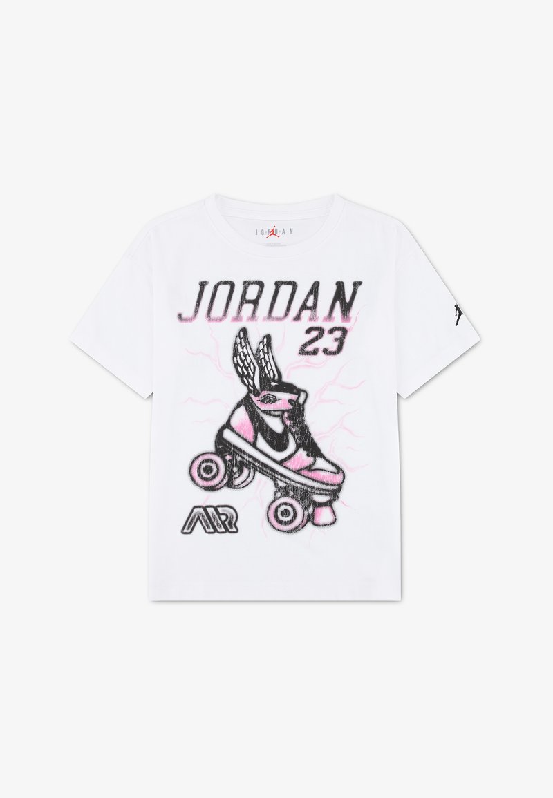 Λευκό T-shirt με το κείμενο ""JORDAN 23"" και μια απεικόνιση παπουτσιού με ροδάκια και φτερά σε μαύρο και ροζ, με το λογότυπο ""AIR"" από κάτω.