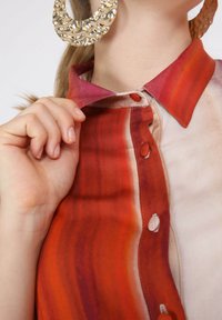 Korte mouwen, knoopshirt met een gradient van rood en oranje tinten, met een gladde textuur en een ontwerp met kraag.