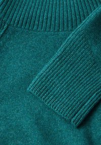 Teal Pullover mit geripptem Kragen und Bündchen, aus einem weichen, strukturierten Stoff mit einem subtilen Glanz. Nahaufnahme der Materialdetails sichtbar.