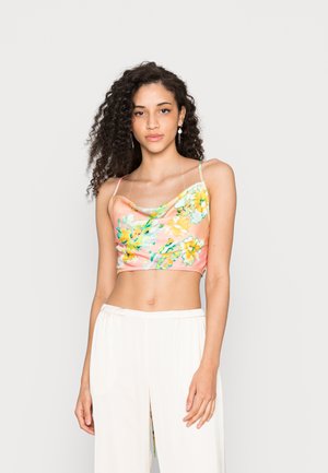 Top cropped estampado floral em rosa e amarelo com alças finas, apresentando um tecido suave e macio e um corte descontraído.