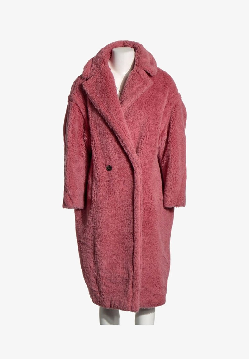 Long manteau en fausse fourrure rose avec de larges revers et un bouton noir visible, présenté sur un mannequin sans tête sur fond blanc.