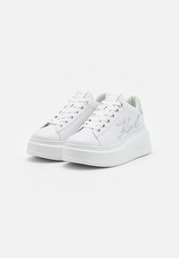 Sneakers platform bianchi in pelle textured, con design lacciato e dettaglio logo impresso di lato. Presentano una suola spessa per un'altezza aggiuntiva.